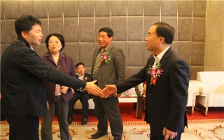 國家發(fā)展改革委資源節(jié)約與環(huán)境保護(hù)司牛波處長（和劉總握手）、全國墻材革新工作委員會會長滕軍力（女士）
